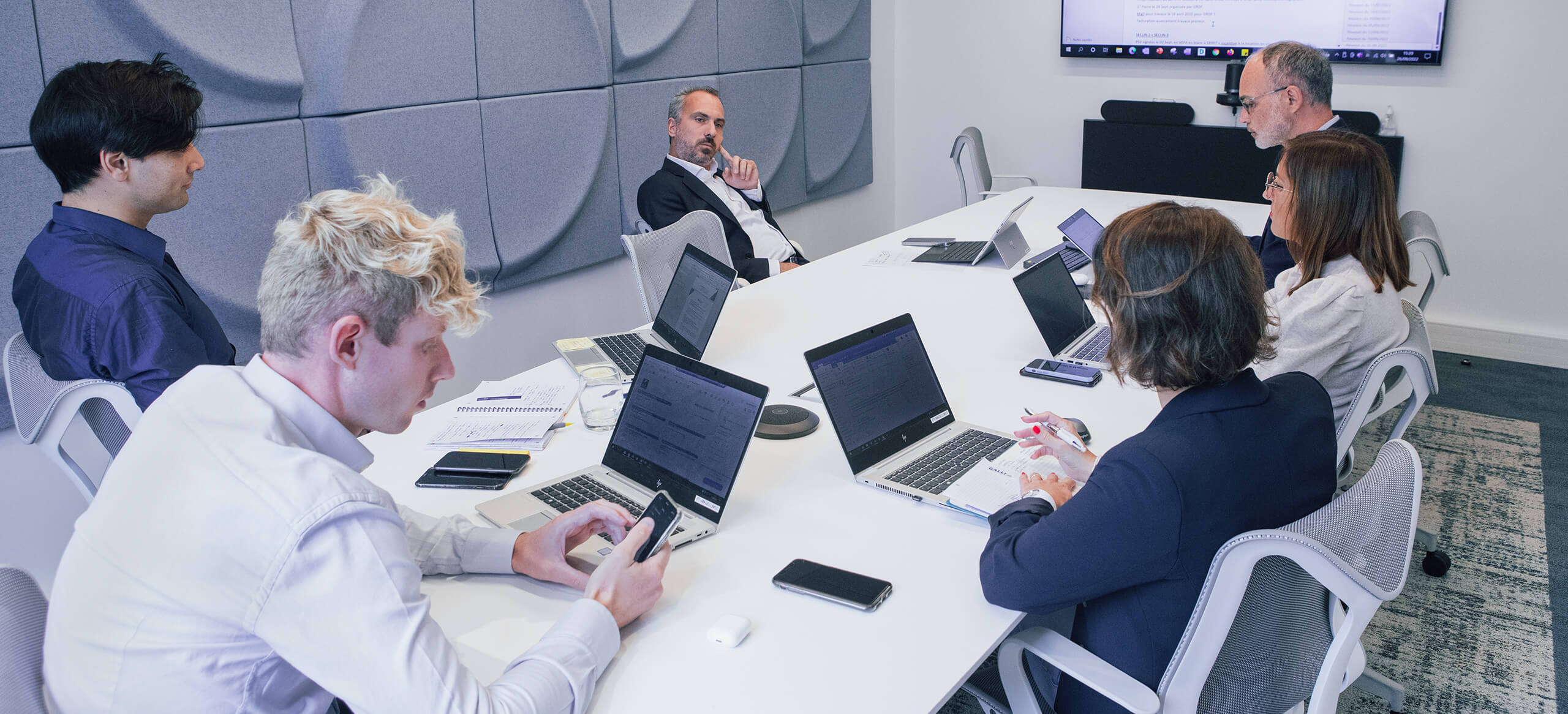 Photo de l'équipe Magellim Développement en réunion dans leurs bureaux parisiens