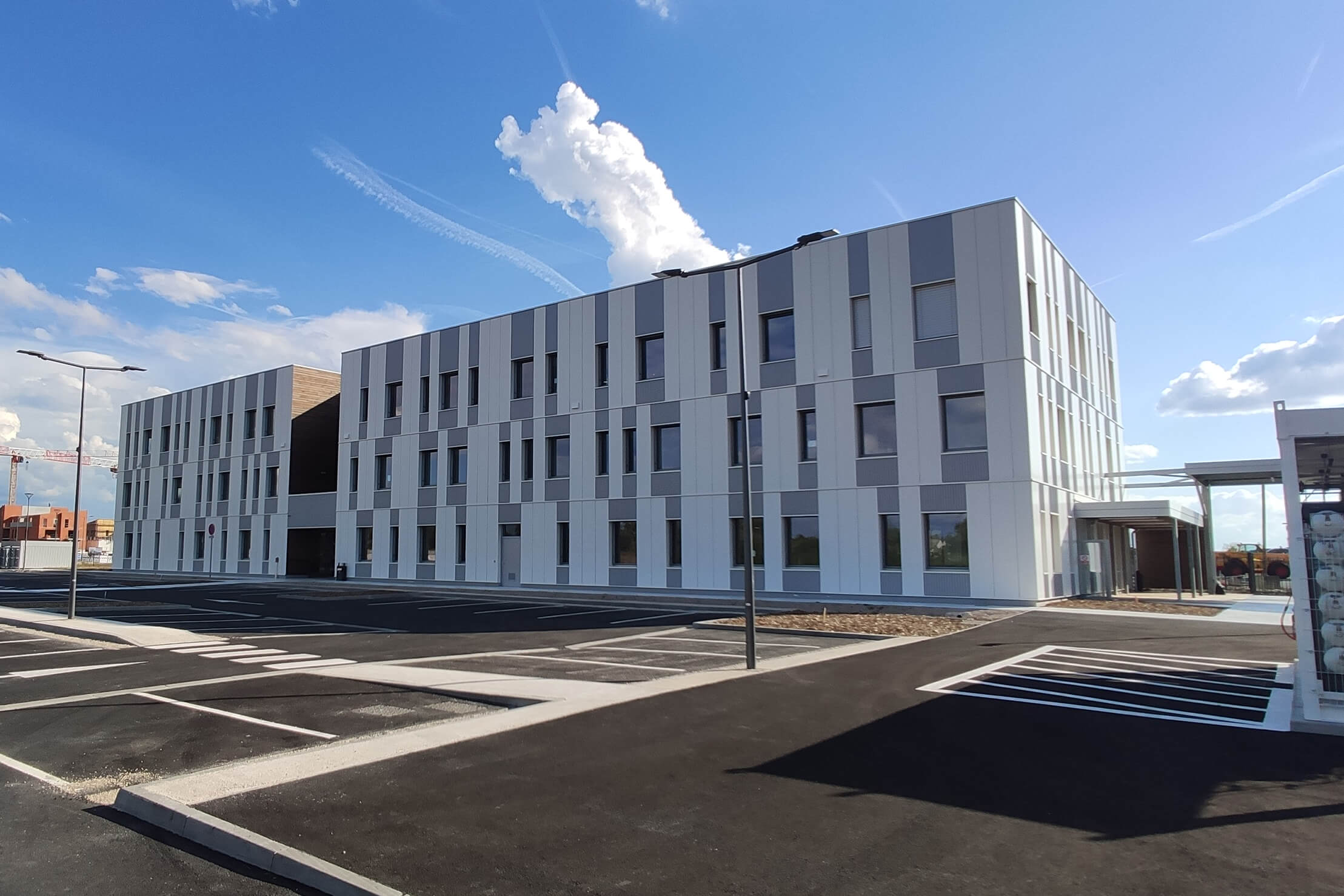 Photo de la façade du Siège régional GRDF de Saran par Magellim Développement